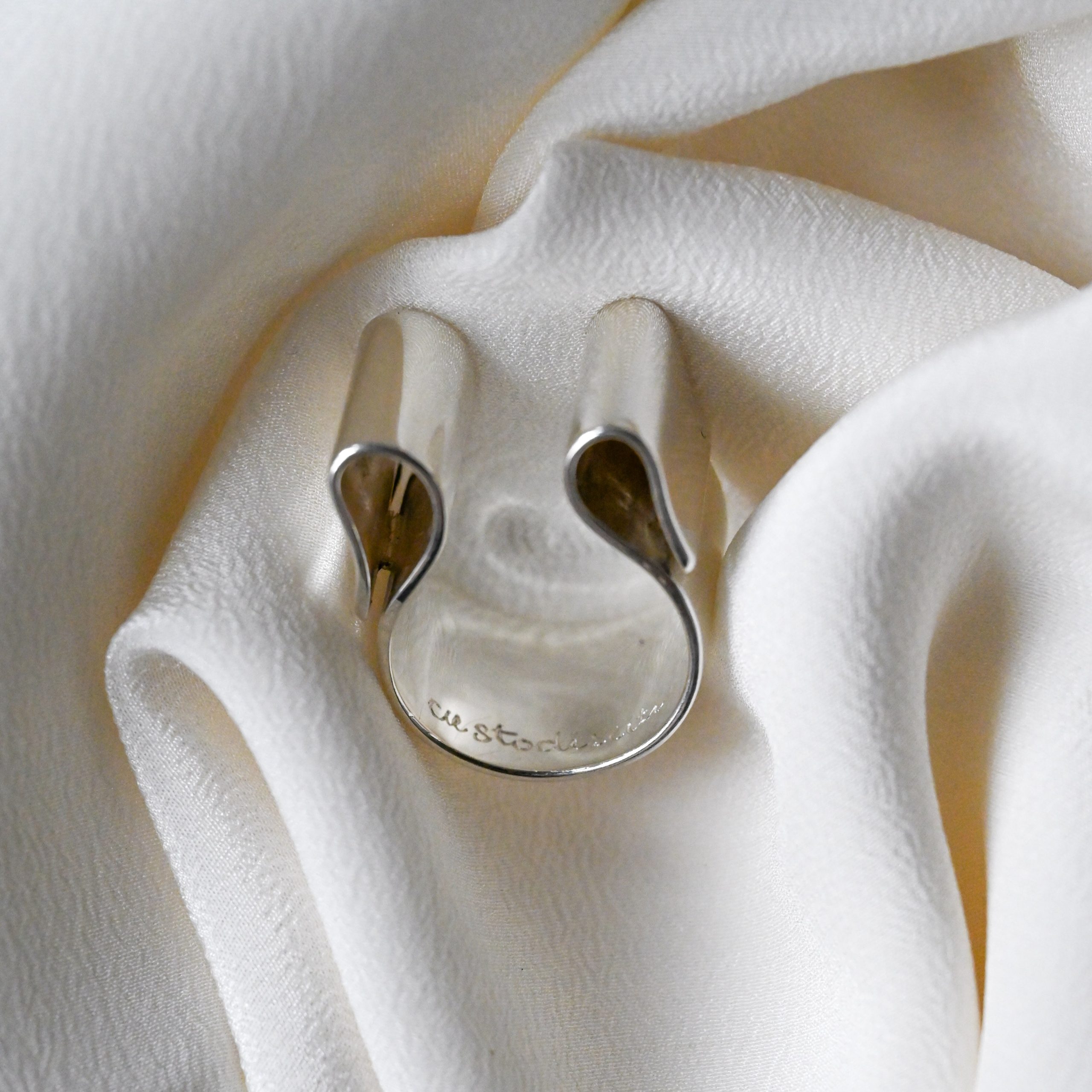 Roberta-Vitanza_Anello-Carezza_incisione-interna-a-mano-1-1-scaled-1.jpg Anello Carezza - immagine 1